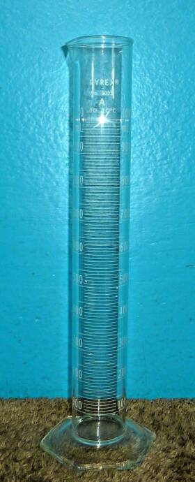3023 Pyrex No. Glass Graduated Cylinder 1000ml Very Good Condition